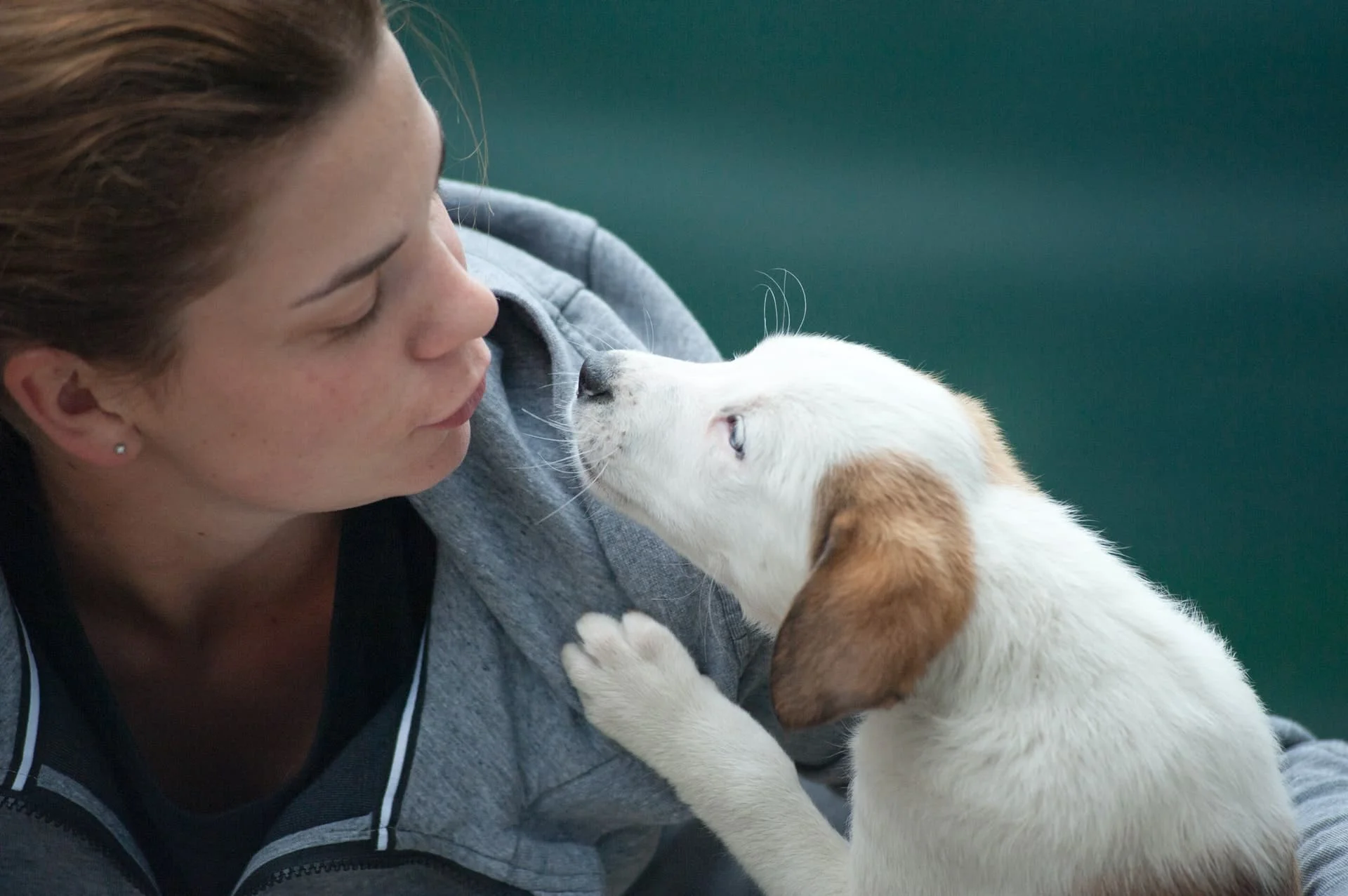 A woman with a white puppy